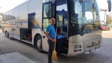 Kakav peh: Lijanović u kampanju krenuo autobusom i s metlom, pa doživio lakšu nesreću