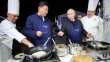 Putin i prvi čovjek Kine Xi Jinping pekli palačinke s kavijarom. Pogledajte kako su se snašli