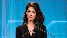 Amal Clooney nedolazak na kraljevsko vjenčanje opravdala poslom i na konferenciji oplela po Trumpu