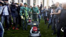 [FOTO] Bandić krenuo u košnju trave na Trgu žrtava fašizma, došlo i do naguravanja