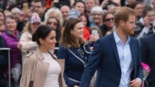 Meghan Markle prekršila još jedno pravilo i zagrlila djevojku u gomili, evo o čemu je riječ