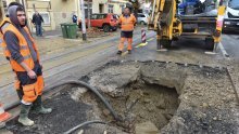 Na Maksimirskoj cesti u Zagrebu zbog puknuća cijevi obustavljen promet, građani bez vode