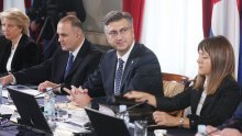 Plenković u 'srce Hrvatske' donio pun naramak poklona; župan: Danas je stvarno sv. Nikola