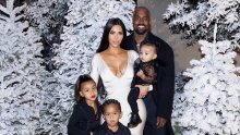 Pljušte kritike sa svih strana: Obiteljska fotografija Kim Kardashian navukla bijes javnosti