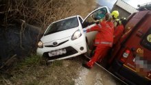 Četvero umirovljenika visjelo u autu nad odvodnim kanalom u Pločama