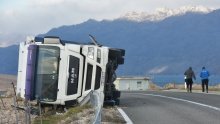 Zatvorena 'Dalmatina' iza tunela Sv. Rok u smjeru Splita, prevrnuo se kamion