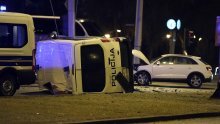 Policijski kombi pod rotirkama projurio kroz 'crveno' i sudario se s drugim automobilom