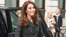 Kate Middleton damskim stajlingom naglasila vitke noge