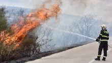 Uz autocestu od Gospića do Gornje Ploče požar niskog raslinja