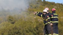 Požar kod Muća još nije ugašen, izgorjelo 50 hektara borove šume i makije