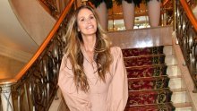 Uf, ovo je bolno za gledati: Elle Macpherson pala s pozornice pa okrivila novinare