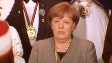 Ovako izgleda lice Angele Merkel kad se treba veseliti na fašniku