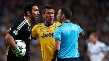 Dinamu sudi Englez kojeg Buffon ne može vidjeti, a protiv 'modrih' u jednoj je utakmici svirao čak tri penala