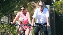 Nikamo bez voljene žene: Pierce Brosnan poveo suprugu na romantičnu vožnju biciklom