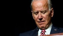 Biden će više poštivati 'privatni prostor' nakon optužbi za dodirivanje žena na političkim skupovima