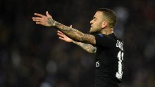 Ovako može slaviti samo Dani Alves; imao je razloga jer postao je najtrofejniji nogometaš u povijesti