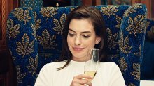 Anne Hathaway možda je prestala piti no definitivno nije izgubila smisao za humor