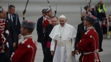 Papa Franjo uputio poruku Kolindi Grabar-Kitarović dok je avionom prelijetao Hrvatsku