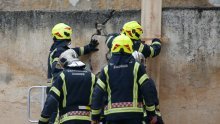 [FOTO] Vatrogasci u Arheološkom muzeju u hitnoj sanaciji zida koji prijeti urušavanjem