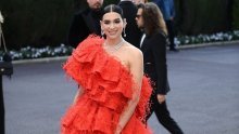 Dramatičan stajling: Dua Lipa zadivila u neobičnoj kreaciji poznate talijanske modne kuće