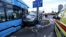 Neobična nesreća u Zagrebu: Tramvaj zgnječio automobil uz stup