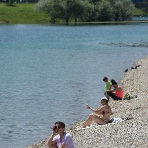 Zagrepčani se rashlađuju na jarunskom jezeru