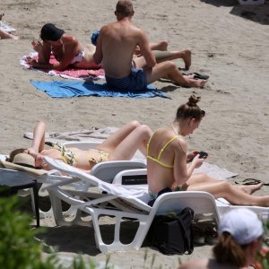 Split: Sunčana nedjelja napunila gradske plaže