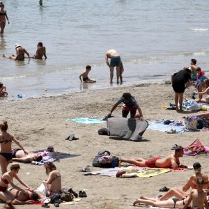 Split: Sunčana nedjelja napunila gradske plaže