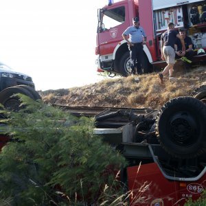 Vrpolje: Vatrogasno vozilo sletilo s ceste