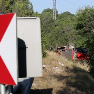 Vrpolje: Vatrogasno vozilo sletilo s ceste