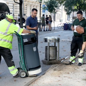 Zagreb: Na Zrinjevcu počelo postavljanje novih kanti za smeće