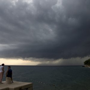 Približavanje pijavice i ljetne oluje makarskoj obali