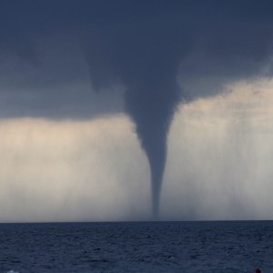 Približavanje pijavice i ljetne oluje makarskoj obali