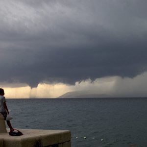 Približavanje pijavice i ljetne oluje makarskoj obali