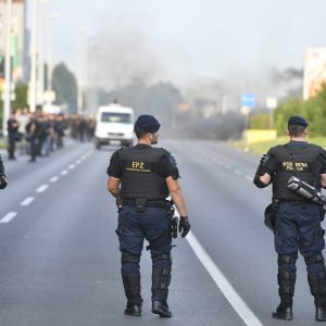 Policija dočekuje navijače