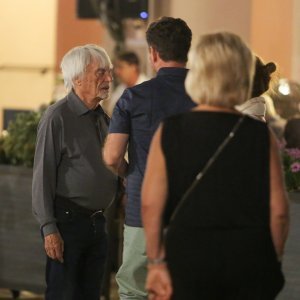 Bernie Ecclestone i Geri Halliwell sa supružnicima napuštaju restoran