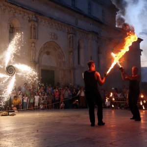 Šibenik: Atraktivan nastup skupine Artistika