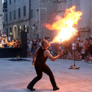 Šibenik: Atraktivan nastup skupine Artistika