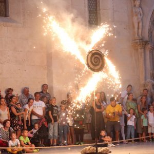 Šibenik: Atraktivan nastup skupine Artistika