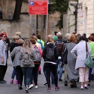 Zagreb: Udruga žena oboljelih i liječenih organizirala je šetnju gradom "Nisi sama - hodaj s nama"