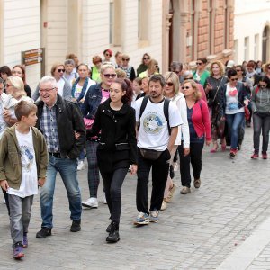 Zagreb: Udruga žena oboljelih i liječenih organizirala je šetnju gradom "Nisi sama - hodaj s nama"