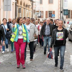 Zagreb: Udruga žena oboljelih i liječenih organizirala je šetnju gradom "Nisi sama - hodaj s nama"