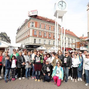 Zagreb: Udruga žena oboljelih i liječenih organizirala je šetnju gradom "Nisi sama - hodaj s nama"