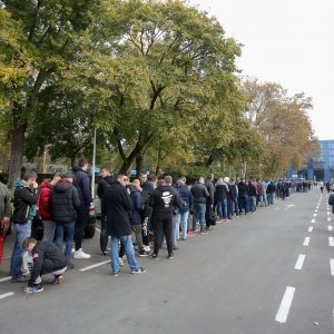 Gužva na Maksimiru prije puštanja u prodaju ulaznica za utakmicu Lige prvaka