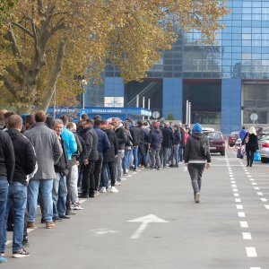 Gužva na Maksimiru prije puštanja u prodaju ulaznica za utakmicu Lige prvaka