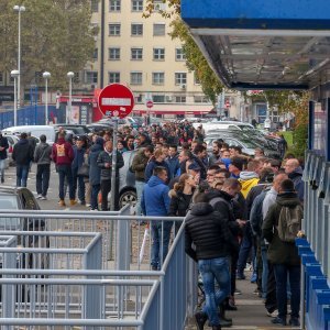 Gužva na Maksimiru prije puštanja u prodaju ulaznica za utakmicu Lige prvaka