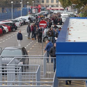 Gužva na Maksimiru prije puštanja u prodaju ulaznica za utakmicu Lige prvaka