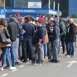 Gužva na Maksimiru prije puštanja u prodaju ulaznica za utakmicu Lige prvaka