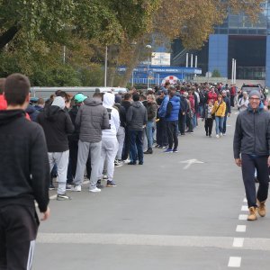 Gužva na Maksimiru prije puštanja u prodaju ulaznica za utakmicu Lige prvaka