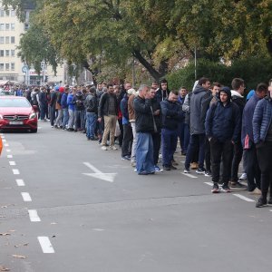 Gužva na Maksimiru prije puštanja u prodaju ulaznica za utakmicu Lige prvaka